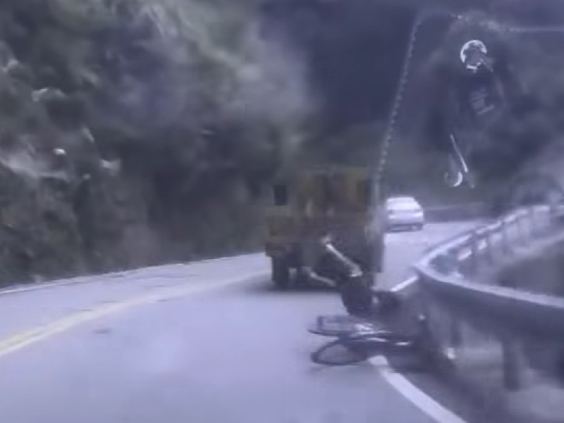 網Po天祥隧道口小貨車擦撞外國單車客肇逃 警還原真相 : 無逃逸